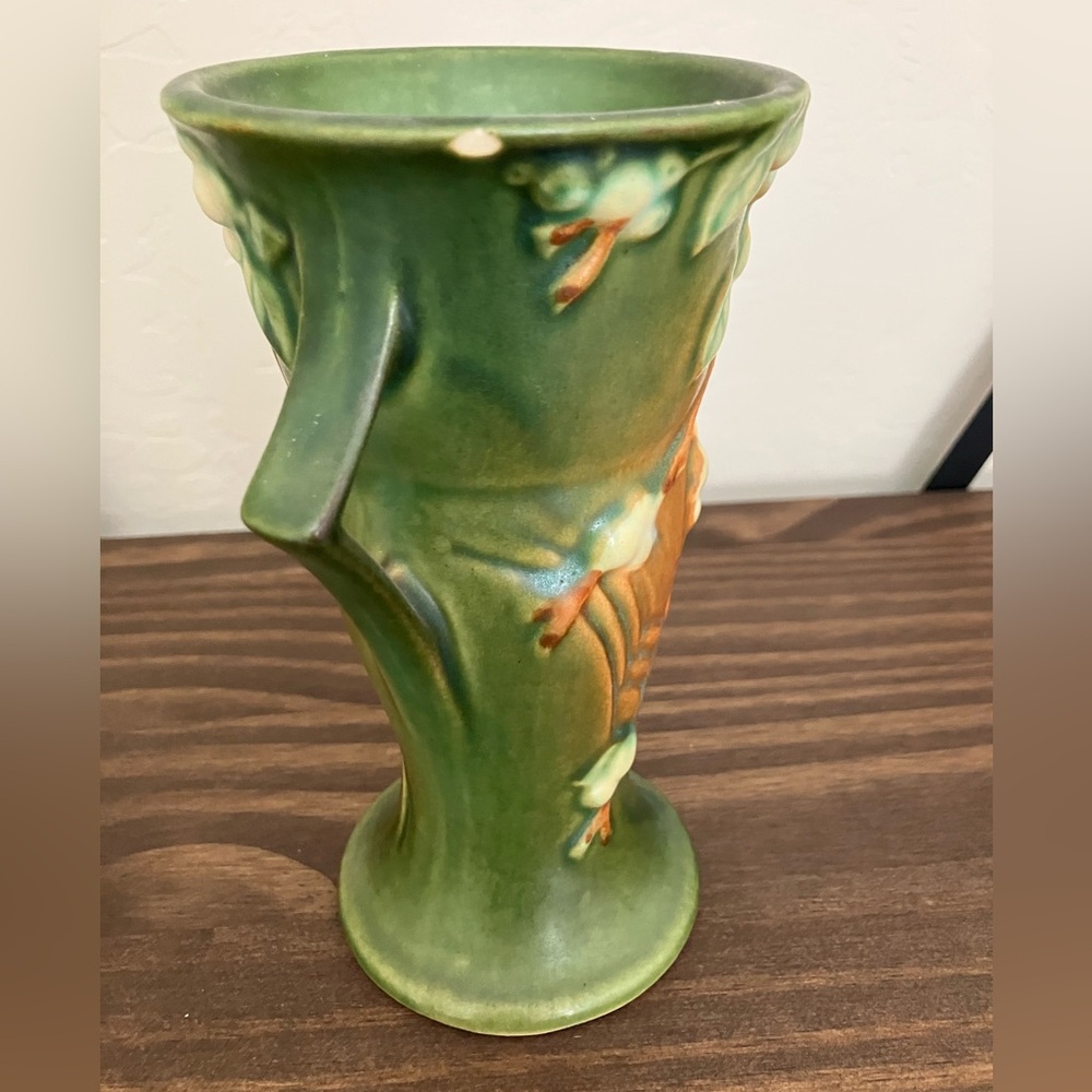 Vintage Roseville Pottery Snowberry Green Vase. Roseville mark and IV-6 on base. - Picture 6 of 6